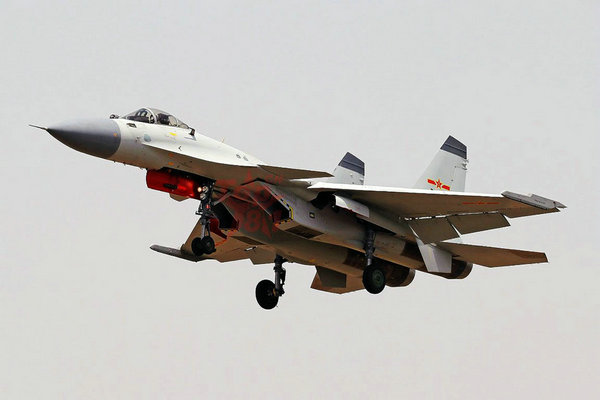 資料圖：國(guó)產(chǎn)殲-15艦載戰(zhàn)機(jī)。