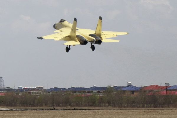 資料圖：國(guó)產(chǎn)殲-15艦載戰(zhàn)機(jī)。