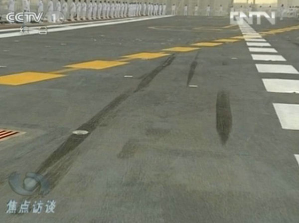 資料圖：甲板上清晰的艦載機(jī)留下的輪胎印。