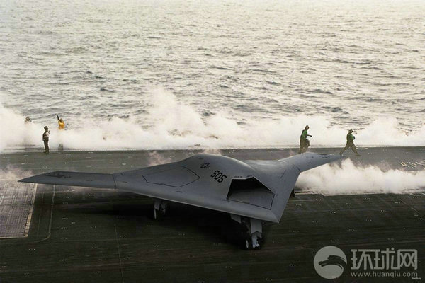 資料圖：X-47B無(wú)人機(jī)在林肯號(hào)航母上進(jìn)行系統(tǒng)連接測(cè)試。