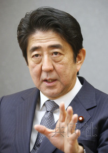 日本首相安倍晉三24日在官邸接受共同社采訪。