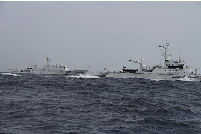 日本媒體公布的中國“海監(jiān)66”船急速追擊日本漁船照片，期間日本“水城”號海保巡邏船對中國船只的追擊進行干擾。