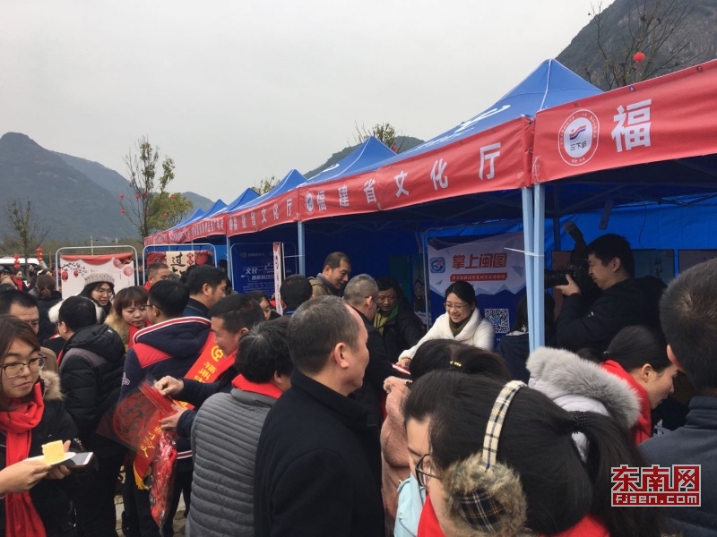 福建省文化廳為赤溪村群眾喜迎新春，舉行贈送剪紙窗花、教授戲劇臉譜繪畫、體驗版畫制作等文藝活動.jpg