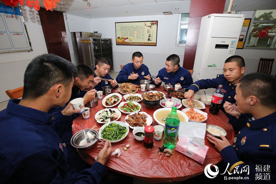 漳州消防救援支隊(duì)特勤一中隊(duì)吃年夜飯。