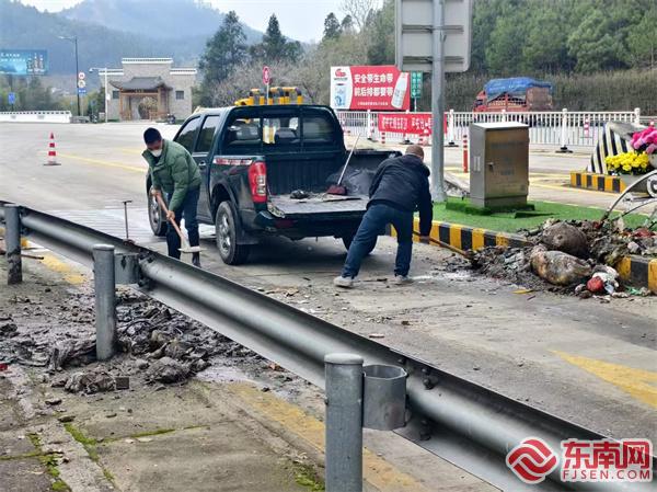 責(zé)令貨運(yùn)企業(yè)清理路面遺灑垃圾.jpg