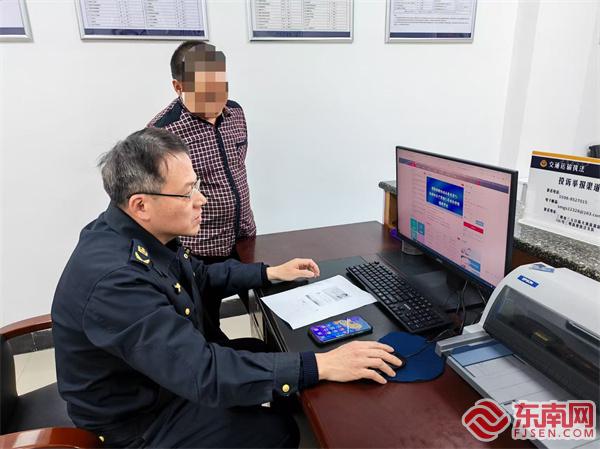 執(zhí)法員指導司機網(wǎng)上換證.jpg