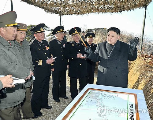 朝軍25日在東海元山一帶進行了大規(guī)模國家級聯(lián)合軍演，金正恩親自參觀了此次軍演。(韓聯(lián)社)