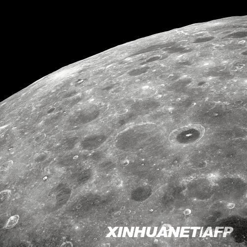 11月13日，美國航天局宣布，該局科學家對月球坑觀測和傳感衛(wèi)星獲得的撞月數(shù)據(jù)進行初步分析后確認，月球存在水。這是美國航天局提供的從“阿波羅8號”飛船上拍攝的月球表面的照片。新華社/法新