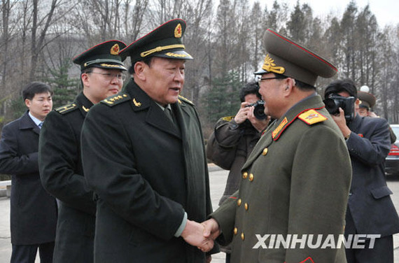 11月22日，朝鮮人民武力部部長金永春次帥（右）在平壤祖國解放戰(zhàn)爭勝利紀念塔廣場歡迎到訪的中國國務委員兼國防部長梁光烈。新華社記者姚西蒙攝
