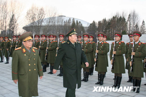 11月22日，中國國務委員兼國防部長梁光烈（右）在朝鮮人民武力部部長金永春次帥的陪同下，在平壤祖國解放戰(zhàn)爭勝利紀念塔廣場檢閱朝鮮人民軍儀仗隊。