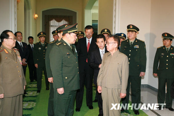 11月25日，朝鮮最高領導人金正日（前右一）在首都平壤會見正在朝鮮訪問的中國國務委員兼國防部長梁光烈上將。