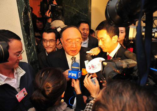 3月4日晚，全國人大代表、重慶市市長黃奇帆接受了中外60余家媒體的集體采訪。圖為記者“圍堵”黃奇帆。人民網(wǎng)記者 于凱攝