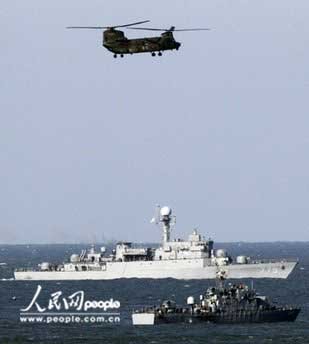 韓國(guó)海軍艦艇和直升機(jī)開展救援活動(dòng)