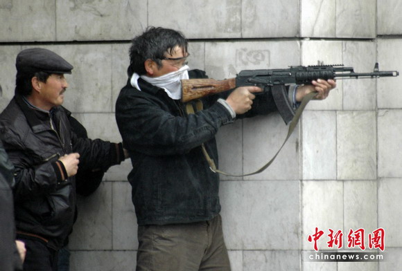 2010年4月7日，一名男子在抗議集會中使用自動步槍指向政府大樓。