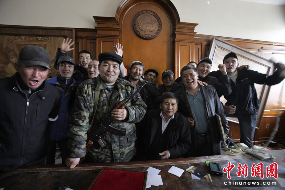 吉爾吉斯斯坦7日發(fā)生大規(guī)模騷亂，反對派示威者占領(lǐng)了議會大樓，8日，總統(tǒng)府也被示威者占領(lǐng)。圖為示威者進(jìn)入總統(tǒng)巴基耶夫的內(nèi)閣會議室。