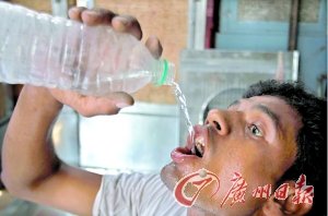 印度44℃高溫創(chuàng)紀錄 已熱死80人(圖)