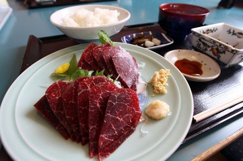 海豚肉做成的刺身。