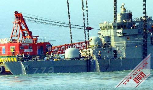 資料圖片：4月24日，在韓國白翎島附近水域，工作人員在打撈“天安”號警戒艦艦首。 新華社/紐西斯通訊社