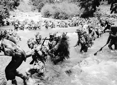上圖：身披偽裝的中國士兵在前往滇西怒江前線的路上，他們將在那里阻截日軍的進(jìn)犯。