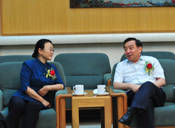 中宣部副部長，中央外宣辦、國務(wù)院新聞辦主任王晨同志(右)人民日報社副總編輯馬利同志