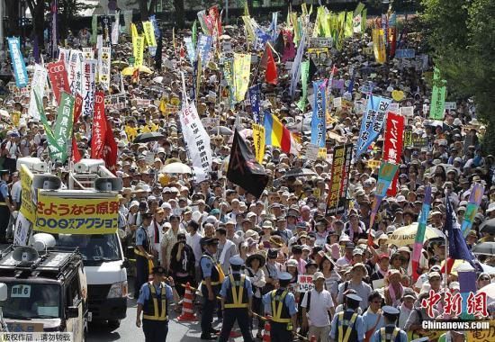 資料圖：當(dāng)?shù)貢r(shí)間7月16日，日本東京爆發(fā)“再見(jiàn)核電站”大集會(huì)。據(jù)主辦方透露，約有17萬(wàn)人參加了此次活動(dòng)。集會(huì)者呼吁關(guān)閉日本所有核電站，實(shí)現(xiàn)“無(wú)核化”。
