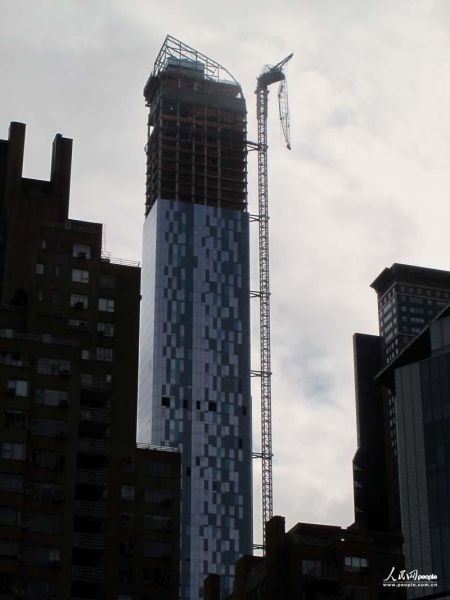 one57大樓折斷的吊長成為新奇觀。人民網(wǎng)記者 任建民 攝