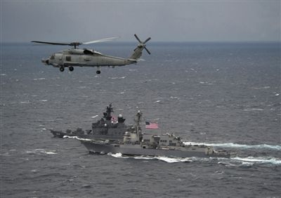 2011年1月10日，美國海軍驅(qū)逐艦與日本海上自衛(wèi)隊(duì)“鞍馬”號(hào)驅(qū)逐艦在日本長(zhǎng)崎縣附近海域舉行聯(lián)合海上演習(xí)。資料圖片