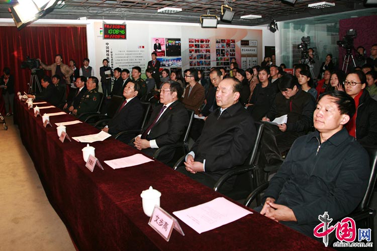 11月6日，由中央宣傳部、國家發(fā)展改革委、解放軍總政治部、北京市委主辦，中國網(wǎng)絡(luò)電視臺承辦的“科學(xué)發(fā)展　成就輝煌”大型圖片展覽網(wǎng)上展館6日起與廣大網(wǎng)友見面。圖為網(wǎng)上展館啟動儀式現(xiàn)場。 中國網(wǎng) 李佳攝影