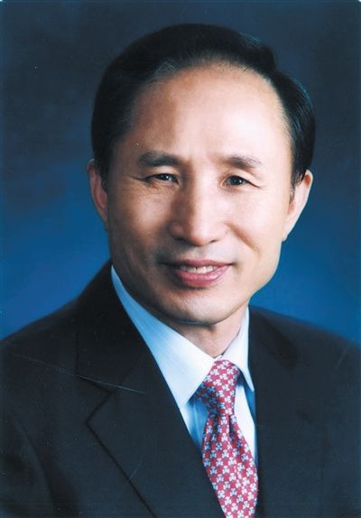 李明博（韓國(guó)總統(tǒng)）為“私宅門”向國(guó)民道歉，并親自批準(zhǔn)法案，調(diào)查自己的家人。