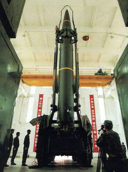 資料圖：二炮東風-11型戰(zhàn)術地地導彈起豎。