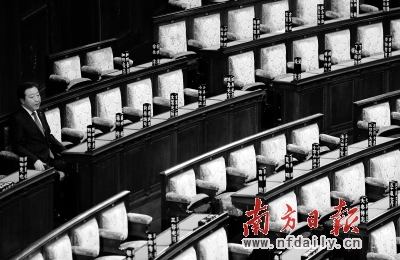 16日，日本眾院解散,野田坐在空蕩的眾院會(huì)場(chǎng)。新華社發(fā)