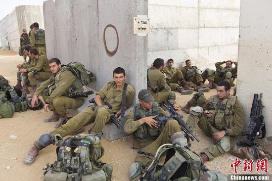 當?shù)貢r間2012年11月17日，以色列與加沙邊界，以色列國防軍（IDF）傘兵大隊進行訓練，為在加沙地帶的軍事行動做準備。圖片來源：CFP視覺中國src=