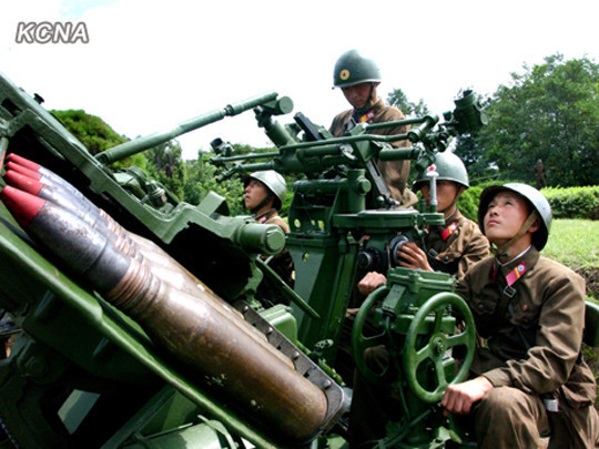 資料圖：當(dāng)?shù)貢r間2012年8月23日，朝中社公布了朝鮮士兵進(jìn)行強(qiáng)化戰(zhàn)斗訓(xùn)練的圖片。