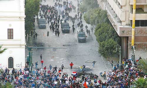總統(tǒng)“奪權”令埃及再次陷入混戰(zhàn) 恐爆發(fā)宗派戰(zhàn)爭