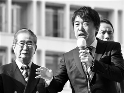 29日，日本著名極右翼分子石原慎太郎（左）和新生代右翼政客橋下徹在東京街頭演講拉票。