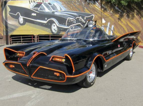 在1960年代《蝙蝠俠》電影和電視作品中出現(xiàn)的首輛蝙蝠車。