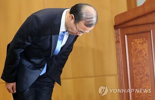 檢察總長韓相大30日上午10時(shí)在首爾檢察廳大樓舉行記者招待會(huì)宣布辭去檢察總長職務(wù)。（圖片來自韓聯(lián)社）