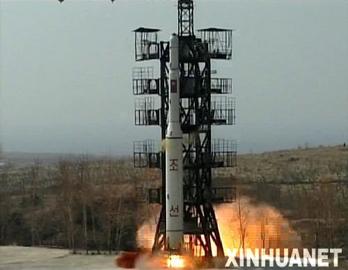 這張朝鮮中央通訊社2012年4月8日提供的照片顯示朝鮮4月5日發(fā)射“光明星2號”試驗通信衛(wèi)星的情景。新華社/朝中社src=