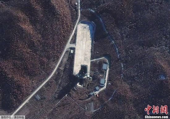 當(dāng)?shù)貢r(shí)間12月1日，朝鮮宇宙空間技術(shù)委員會(huì)發(fā)言人說，朝鮮將于本月10日至22日間發(fā)射衛(wèi)星。圖為國(guó)外媒體近日公布的俯瞰朝鮮衛(wèi)星發(fā)射場(chǎng)照片。