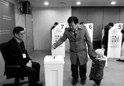 5日，北京，很多韓國人帶孩子來大使館投票。選民說，希望能夠從小培養(yǎng)孩子的權利意識。新京報記者 韓旭陽 攝