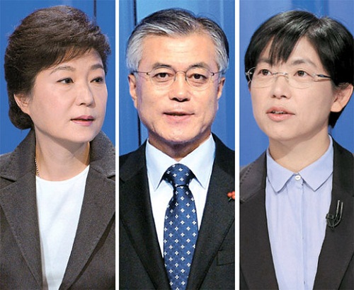 從左至右依次為樸槿惠、文在寅、李正姬
