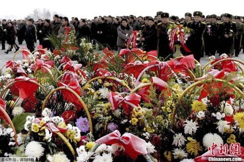 據(jù)朝中社報(bào)道，當(dāng)?shù)貢r(shí)間12月16日，朝鮮人民軍官兵、各階層人民和青少年學(xué)生前往萬(wàn)壽臺(tái)，為朝鮮已故領(lǐng)導(dǎo)人金日成和金正日銅像獻(xiàn)花。據(jù)悉，12月17日是朝鮮已故最高領(lǐng)導(dǎo)人金正日逝世一周年紀(jì)念日。