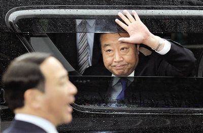 15日，東京，野田佳彥首相黯然揮手離開拉票現(xiàn)場(chǎng)，這似乎預(yù)示著民主黨在大選中的慘敗。16日，野田佳彥在敗選后宣布辭去民主黨黨首職位。