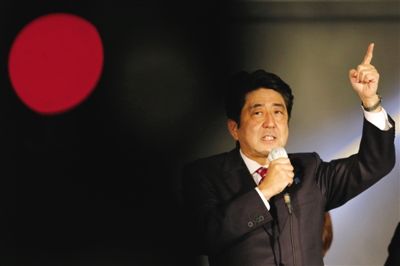 　　12月15日，日本自民黨總裁安倍晉三在東京街頭發(fā)表演講。當(dāng)日是競(jìng)選活動(dòng)最后一天，日本國(guó)民議會(huì)選舉于12月16日拉開帷幕。圖/新華社