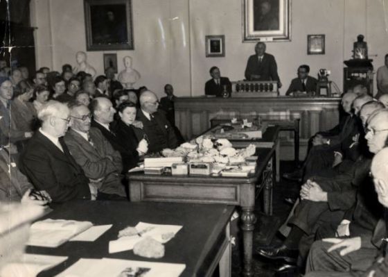 1953年，英國地質(zhì)學會舉行會議，宣布皮爾當人化石是一場騙局