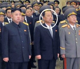 　12月17日在朝鮮平壤錦繡山太陽宮舉行的金正日逝世一周年悼念活動中，被推測為朝鮮第二自然科學院院長崔春植的人（右二圓圈內(nèi)）站在國防委員會第一委員長金正恩旁邊。