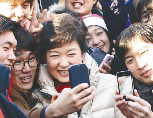 12月15日，樸槿惠與支持者們用手機(jī)合影。