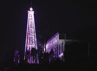 22日，朝韓軍事分界線附近愛妓峰山頂，韓國宗教團(tuán)體點(diǎn)亮了一棵30米高的巨大圣誕樹，被朝鮮指責(zé)為心理戰(zhàn)。