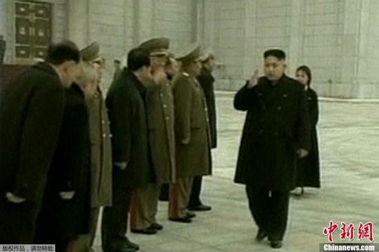 資料圖：當(dāng)?shù)貢r(shí)間12月17日，朝鮮平壤，金正恩攜夫人李雪主及黨政軍高層干部參謁錦繡山太陽(yáng)宮，紀(jì)念金正日逝世一周年。