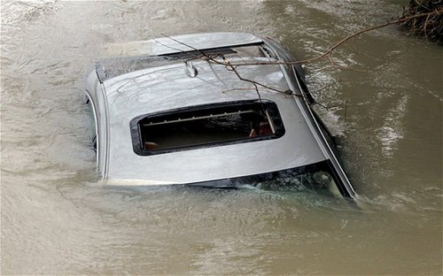 在英國艾克塞斯，一輛車被洪水淹沒。